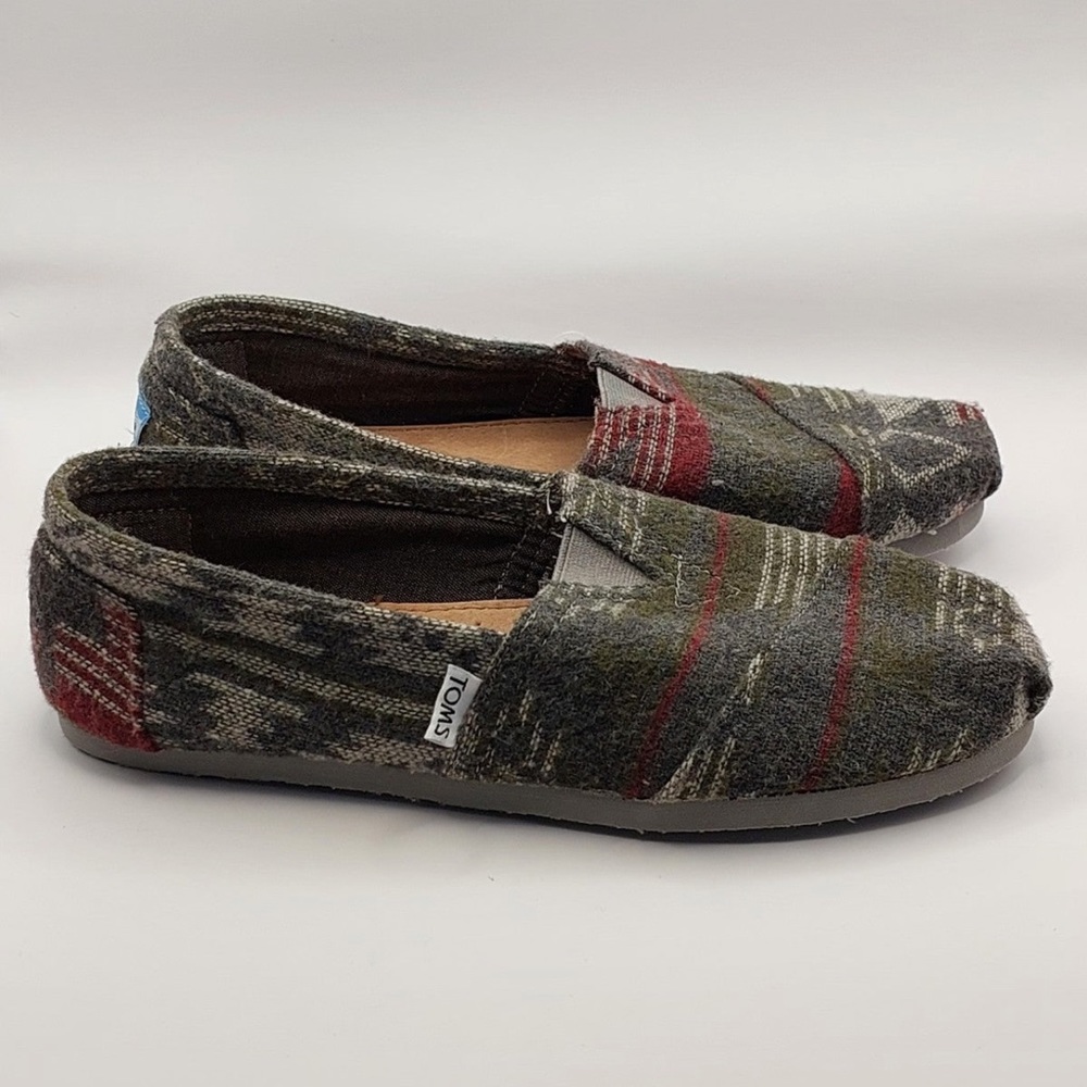 Men Tom’s size 8 never worn.